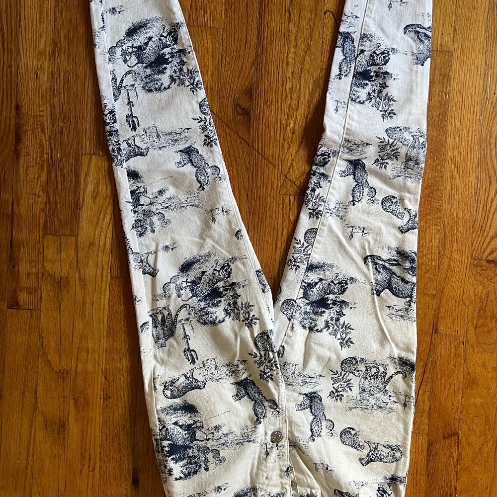 Unique and rare leopard  🐆 print Jean. (Tag say size 2, but fits like a 6)